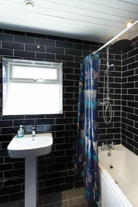 Chester/Handbridge Sleeps 9 + Netflix Hough Green Dış mekan fotoğraf